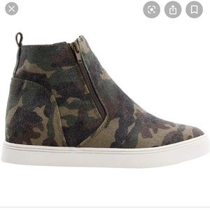 Hunter Sneaker by Corkys 💫